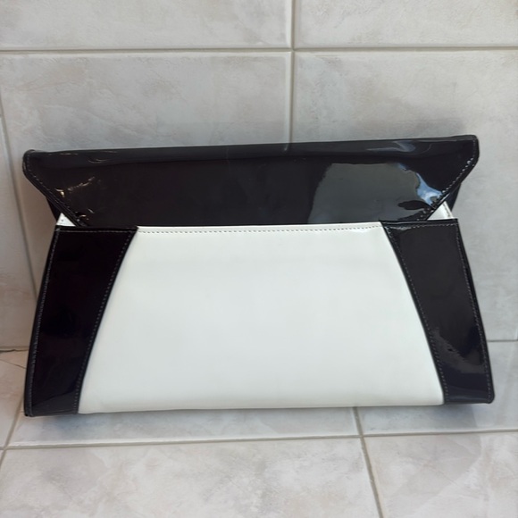 Unbranded Chic Black Patent Leather and White Large Clutch. - Picture 3 of 11